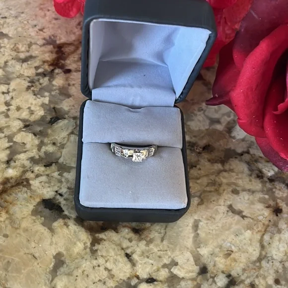 Princess cut. Diamond. Engagement Ring - Picture 15 of 16